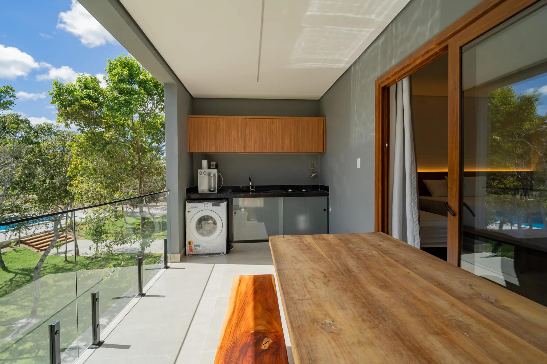 Cozinha de apoio e mesa na varanda no Residencial Marinho, Arraial d’Ajuda.