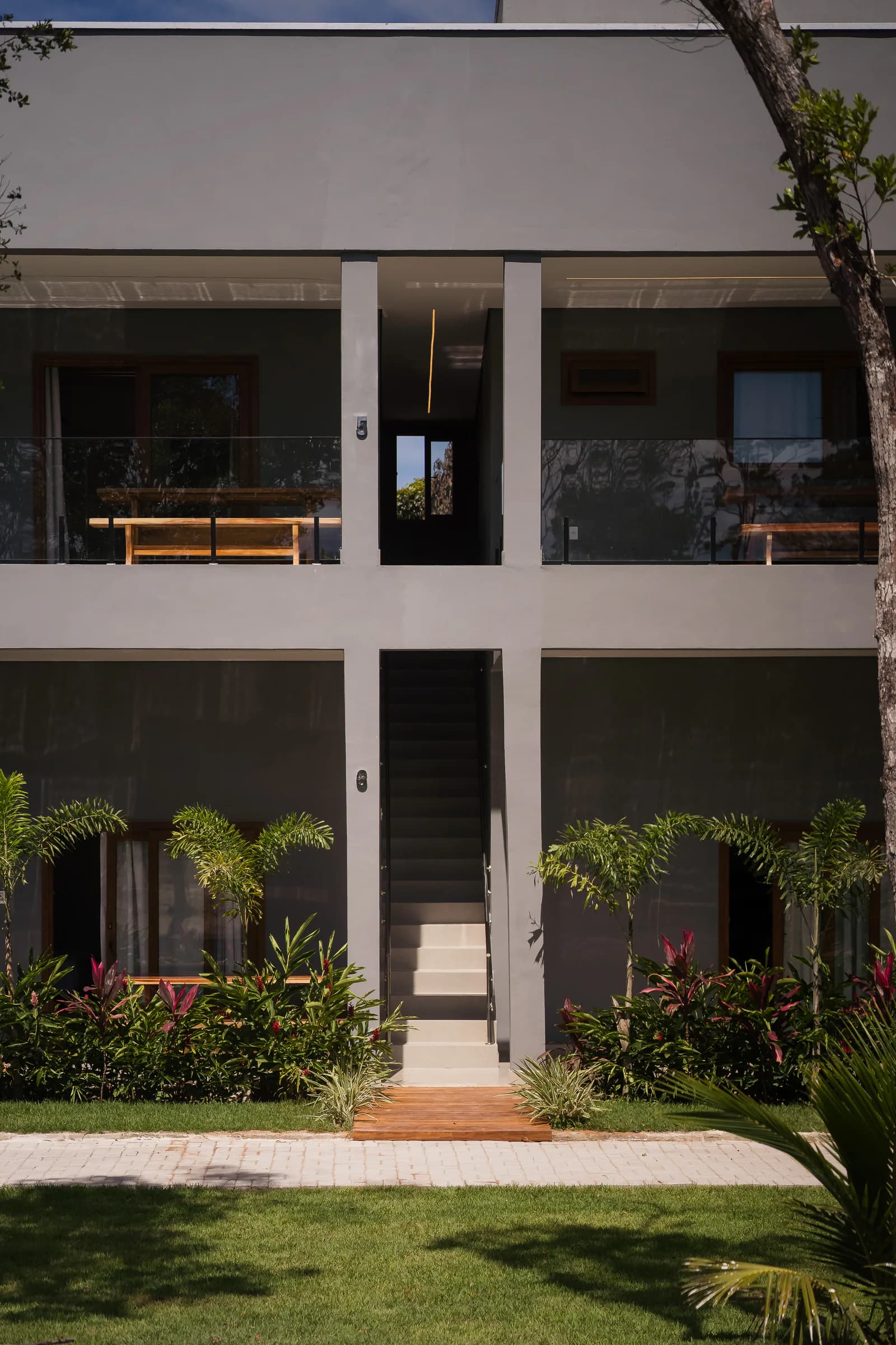 Entrada das suítes e jardim em vista vertical no Residencial Marinho, Arraial d’Ajuda.