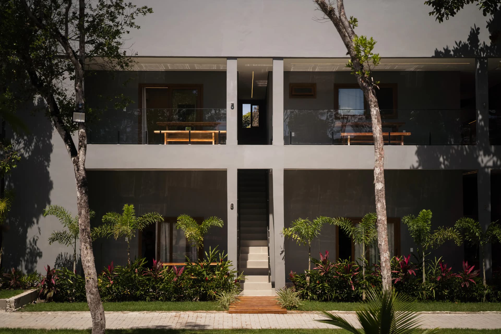 Fachada principal das suítes no Residencial Marinho, Arraial d’Ajuda.