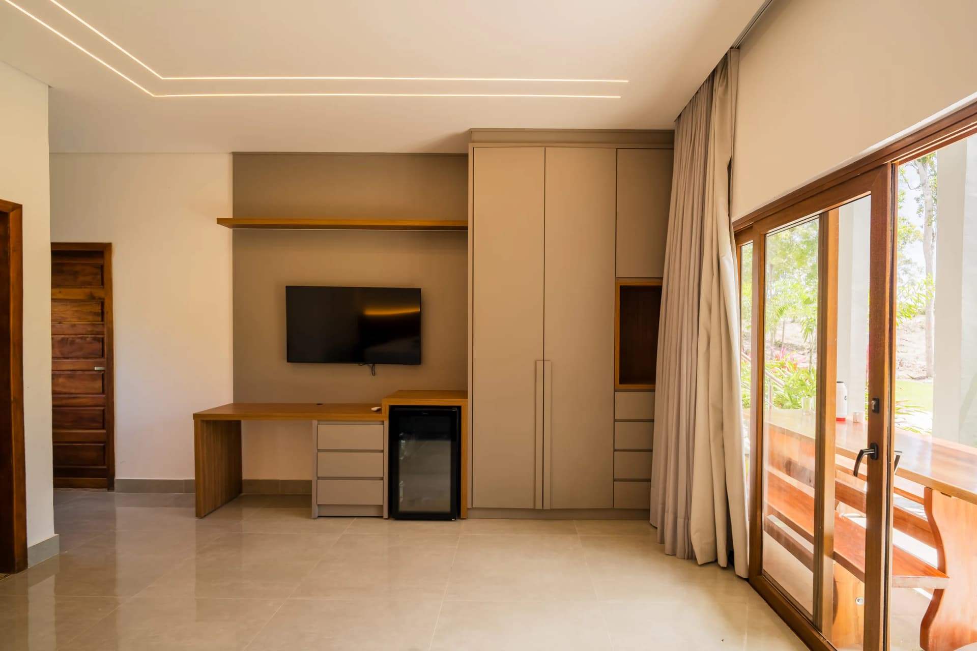 Suíte com varanda e mobiliário de apoio no Residencial Marinho, Arraial d’Ajuda.