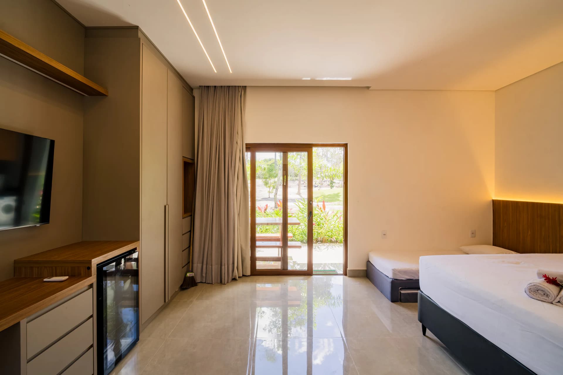 Visão geral da suíte com varanda no Residencial Marinho, Arraial d’Ajuda.