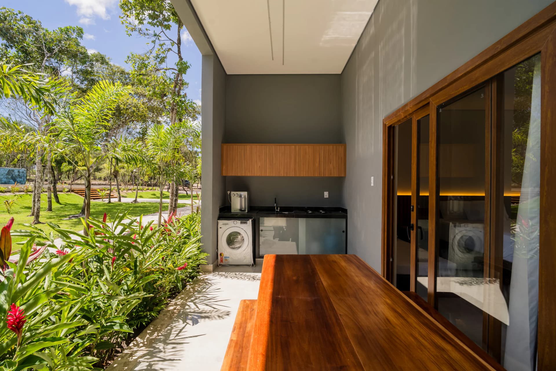Cozinha da varanda voltada para o jardim no Residencial Marinho, Arraial d’Ajuda.