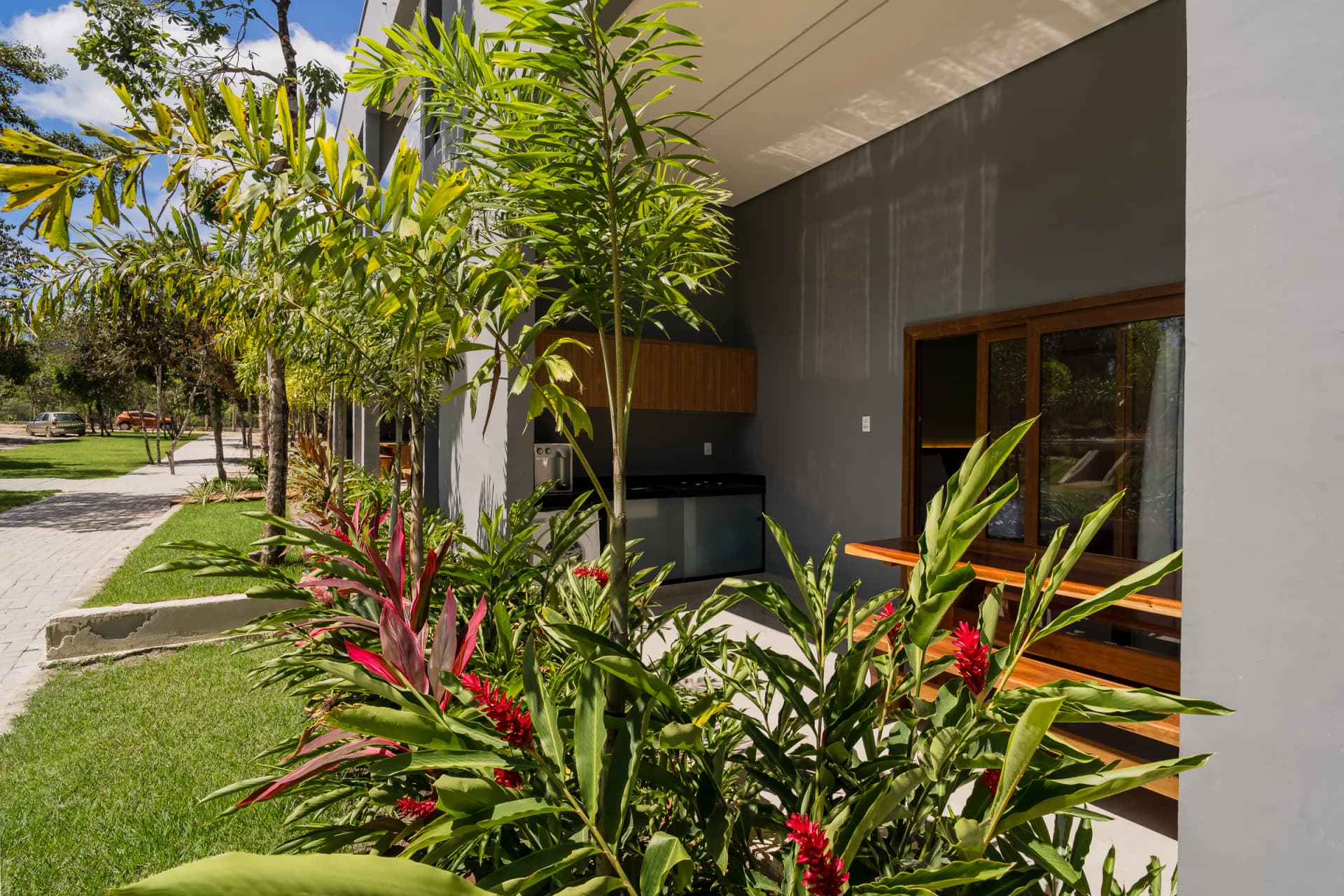 Jardim florido junto à varanda no Residencial Marinho, Arraial d’Ajuda.