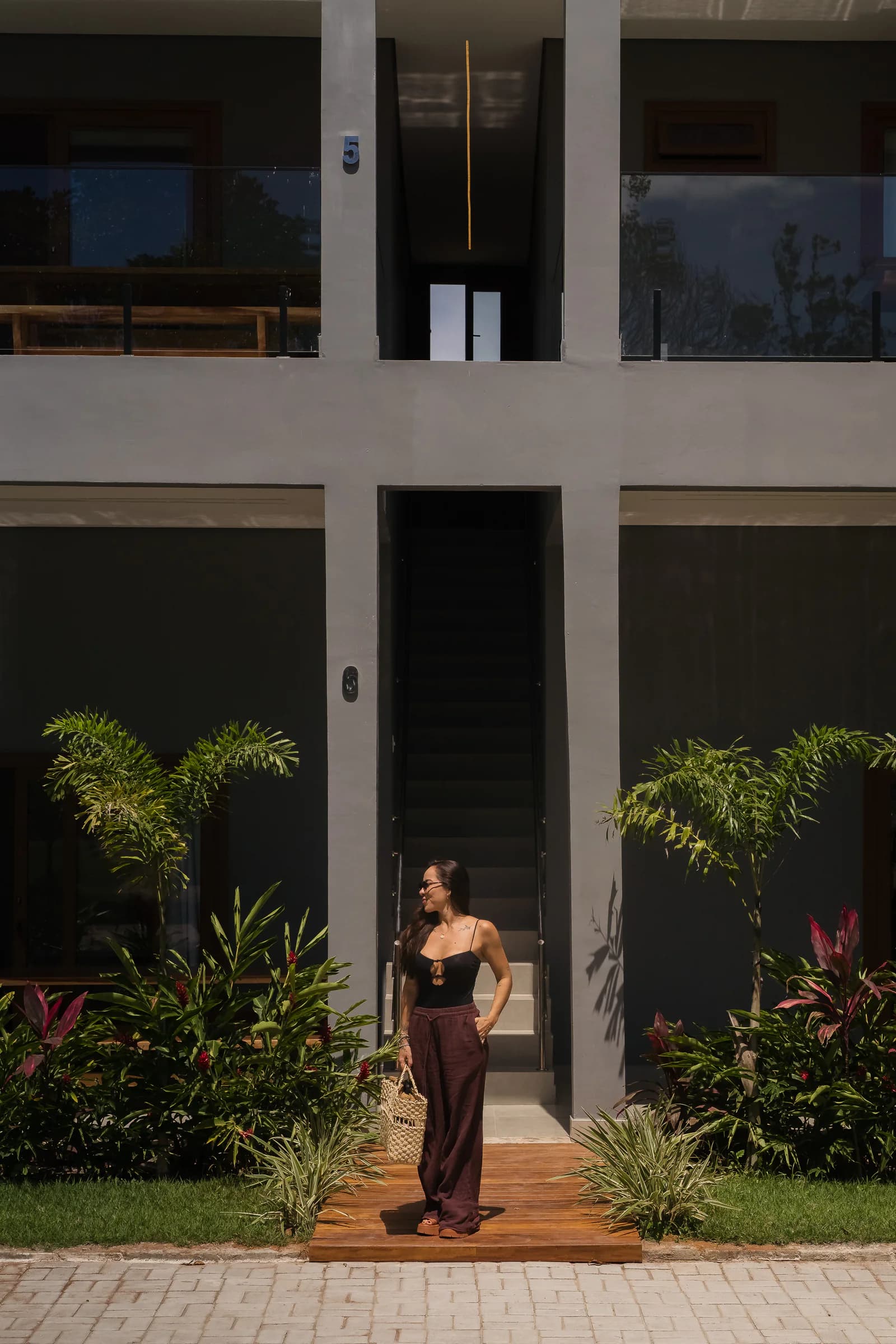 Chegada pela entrada das suítes no Residencial Marinho, Arraial d’Ajuda.