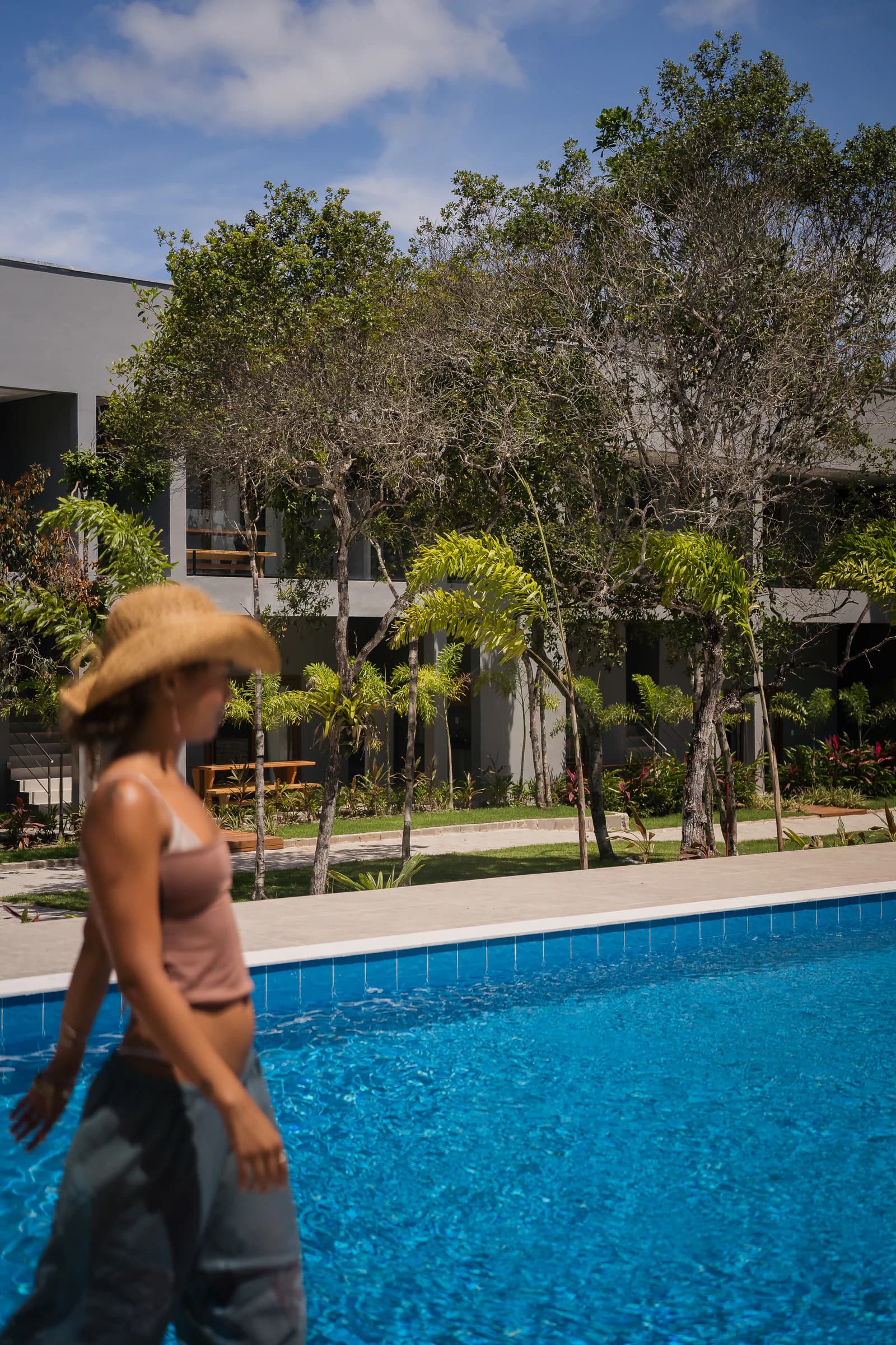 Pessoa na piscina em dia de sol no Residencial Marinho, Arraial d’Ajuda.